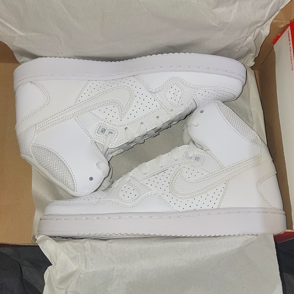 Brand new in box white leather Women's Son Of The Force Mid size 7.5
